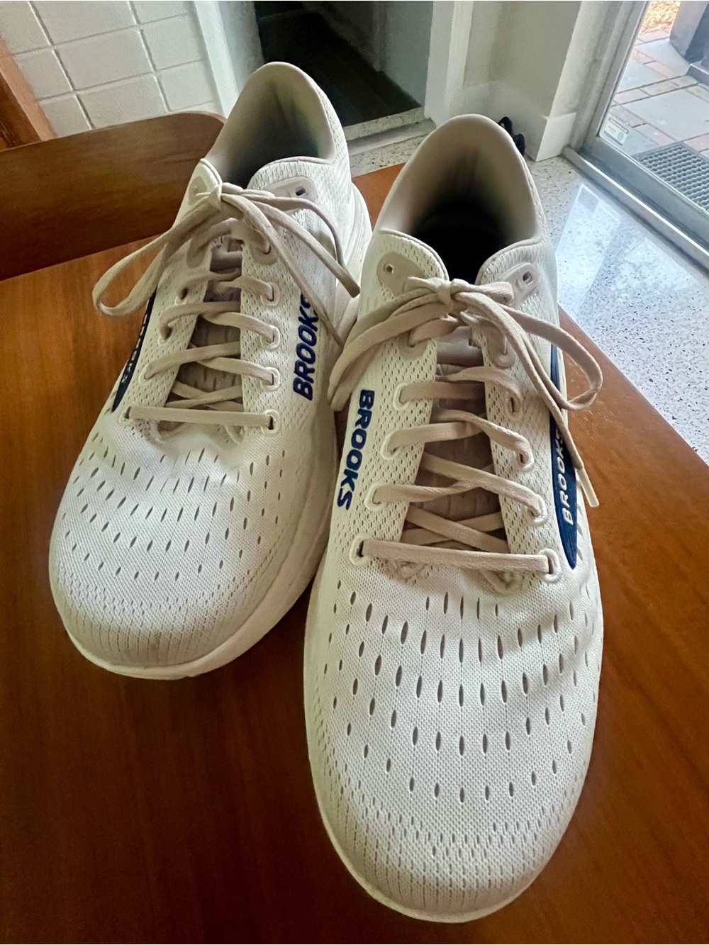 Mens Brooks Ghost Max 3 (Coconut/Chateau/Navy) - Picture 3 of 5